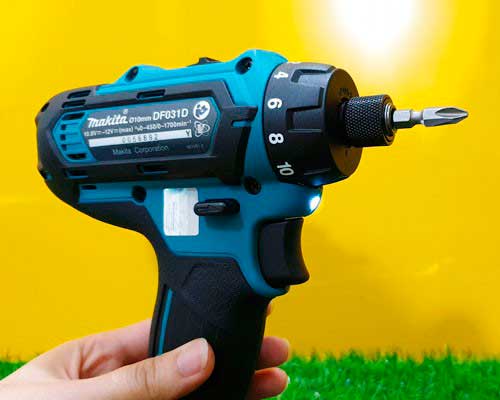 Máy khoan vặn vít dùng pin Makita DF031DSYE