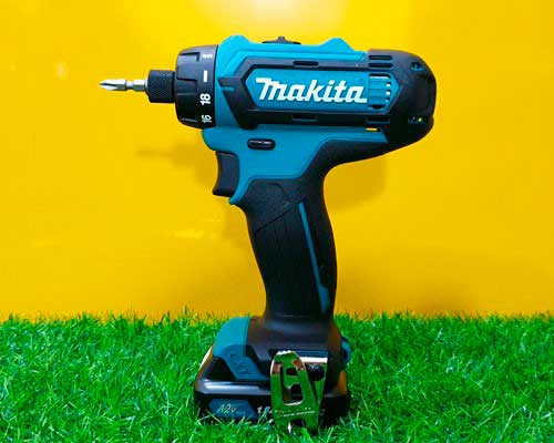 Máy khoan vặn vít dùng pin Makita DF031DSYE