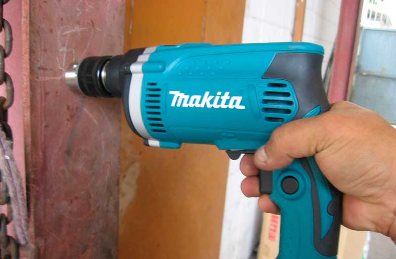 Máy khoan cầm tay khóa đầu kẹp Makita 6307